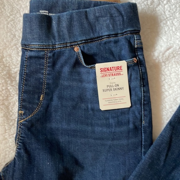 Ladies Signature Levi Stauss super skinny denim jeans. Size 6. - Picture 2 of 9